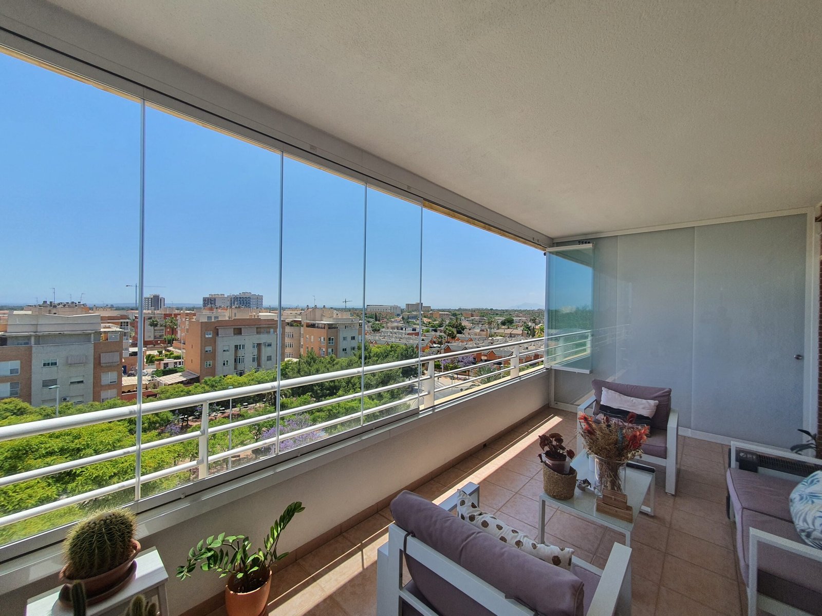 Descubre algunos de nuestros proyectos de cerramientos de cristal en Cádiz, con instalaciones reales que pueden inspirarte para tu próxima reforma.yectos 24 20220604 142534 scaled