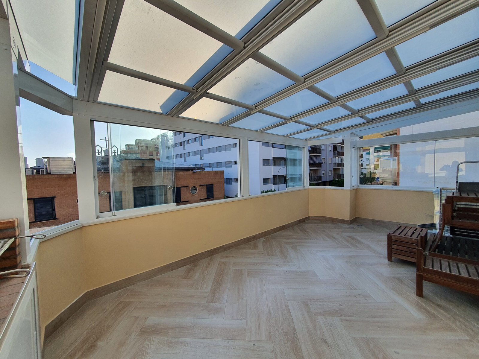 Descubre algunos de nuestros proyectos de cerramientos de cristal en Cádiz, con instalaciones reales que pueden inspirarte para tu próxima reforma.yectos 20 20220610 195411 scaled