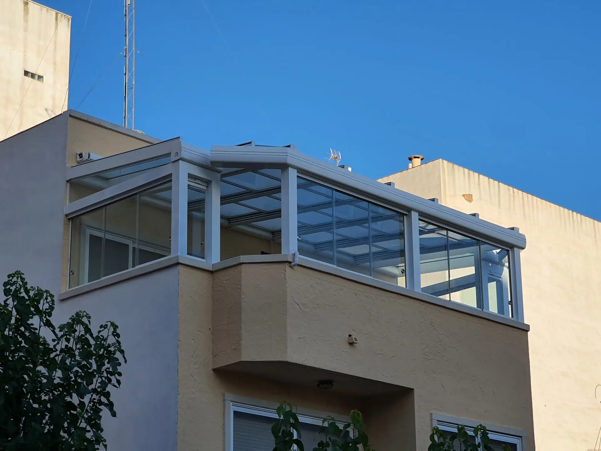 Descubre algunos de nuestros proyectos de cerramientos de cristal en Cádiz, con instalaciones reales que pueden inspirarte para tu próxima reforma.yectos 21 20220610 200039 scaled