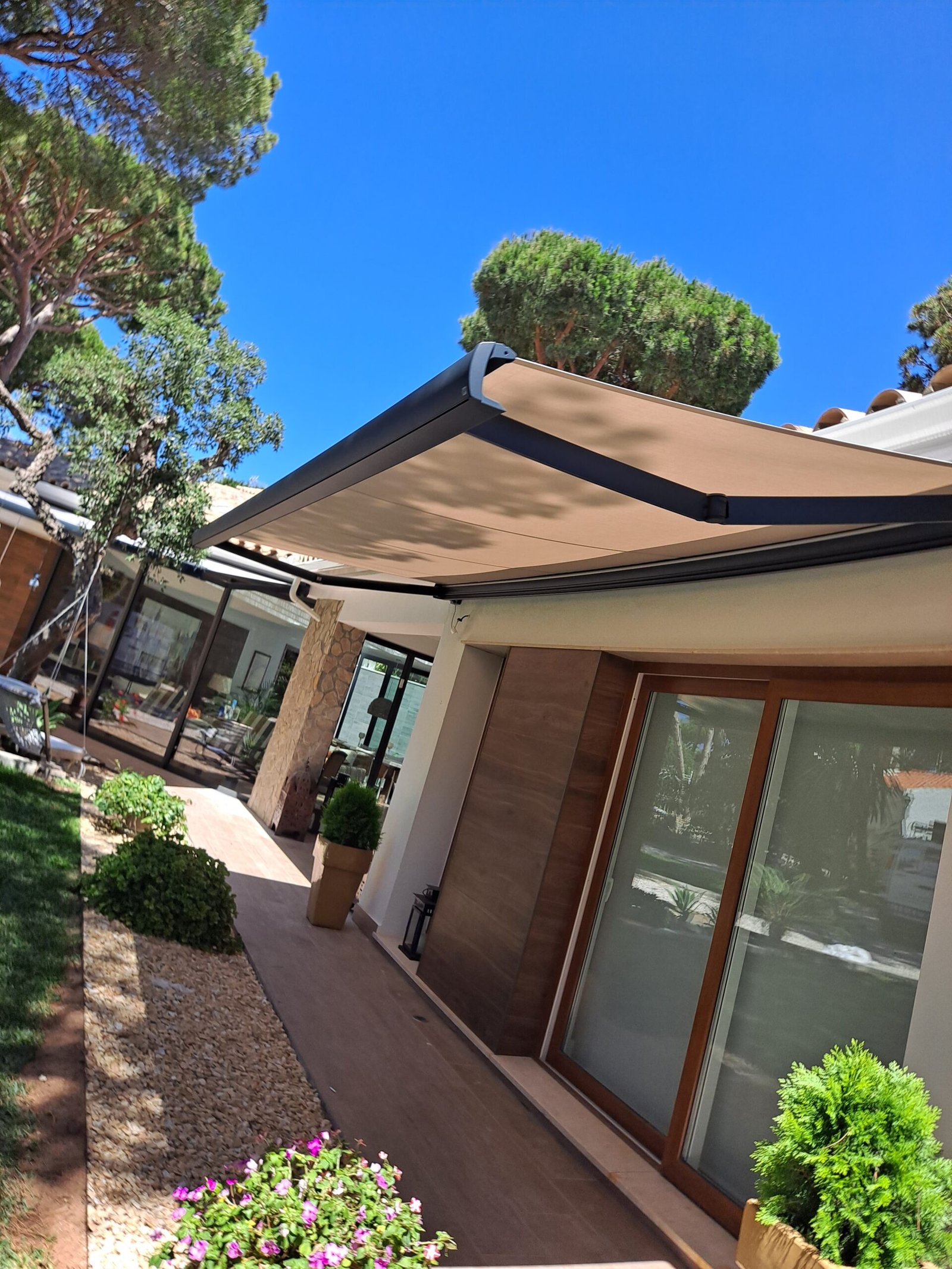 Toldo para terraza en Cádiz, protección solar para cerramientos de cristal
