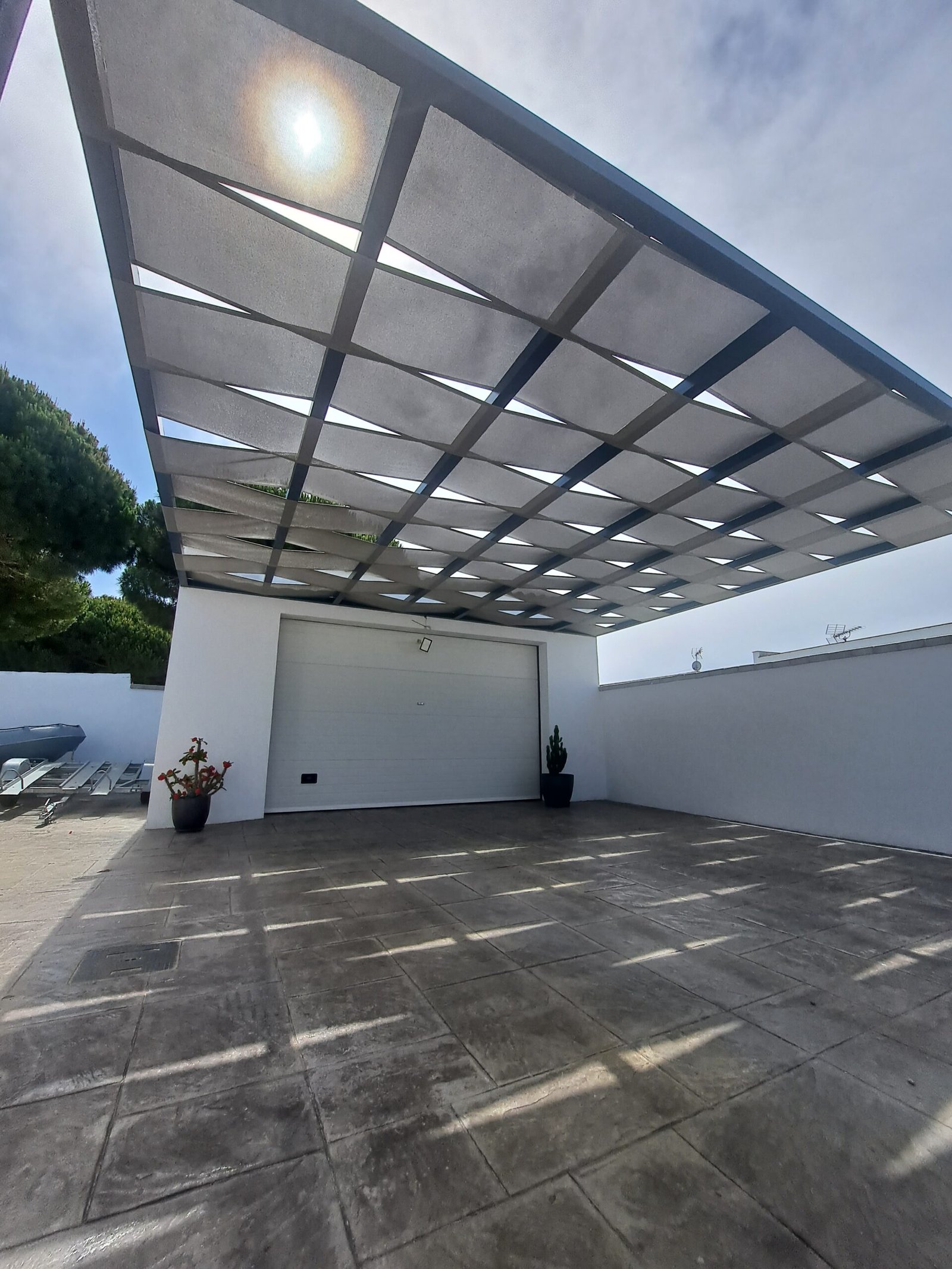 Pérgola bioclimática con sensores de lamas orientables para control solar - Cerramientos Monper Cádiz