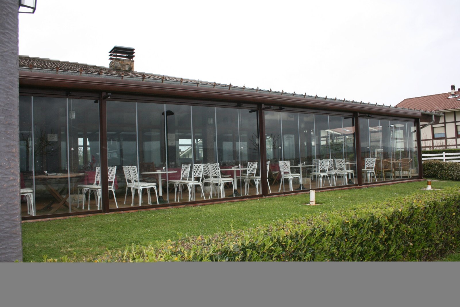 Descubre algunos de nuestros proyectos de cerramientos de cristal en Cádiz, con instalaciones reales que pueden inspirarte para tu próxima reforma.yectos 22 23MolinoAixerrotaBilbao23 acristalia scaled