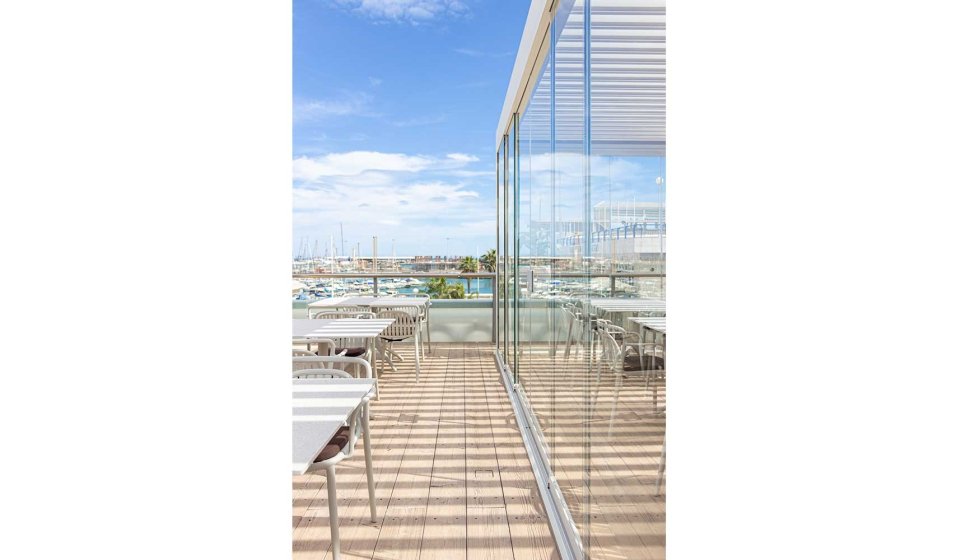 Descubre algunos de nuestros proyectos de cerramientos de cristal en Cádiz, con instalaciones reales que pueden inspirarte para tu próxima reforma.yectos 10 3418272 1