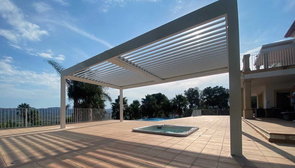 Descubre algunos de nuestros proyectos de cerramientos de cristal en Cádiz, con instalaciones reales que pueden inspirarte para tu próxima reforma.yectos 9 3505115