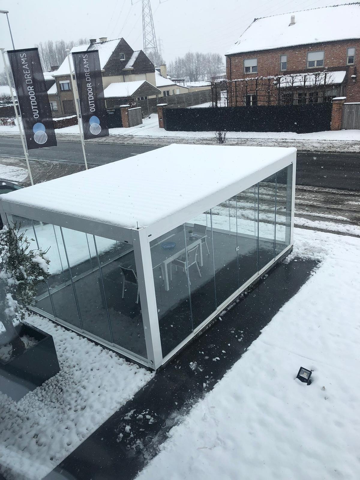 Pérgola bioclimática con cortinas de cristal para uso todo el año - Cerramientos Monper Cádiz