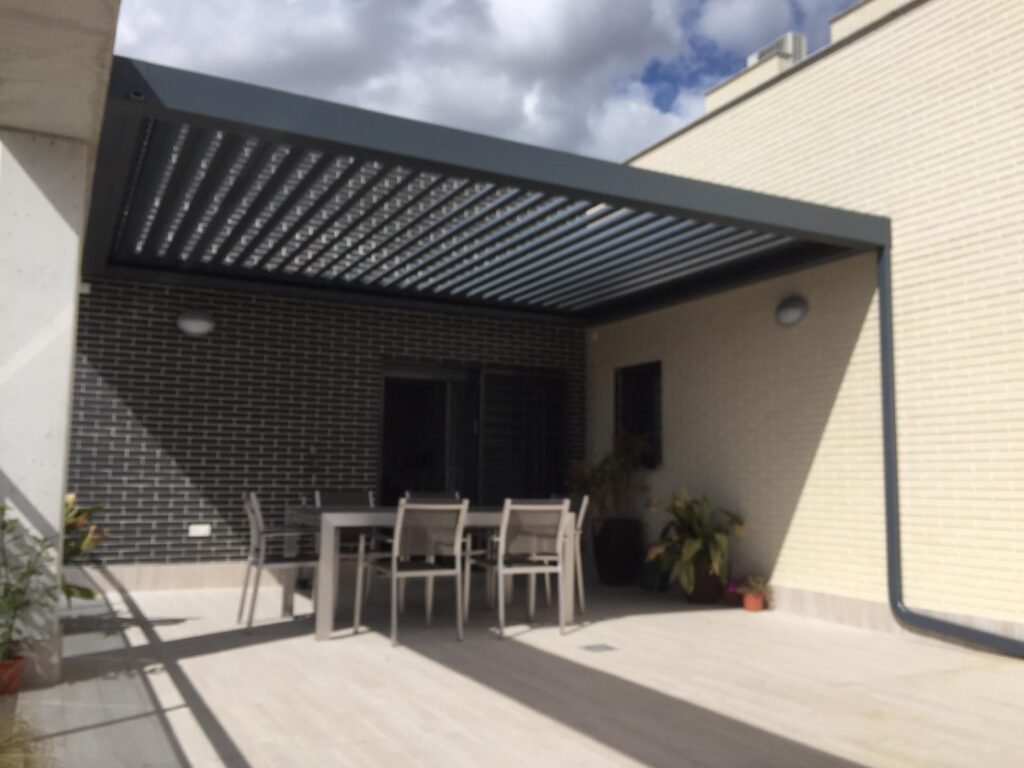 Pérgola bioclimática negra con acabado moderno - Nuevos colores y texturas 2025-2026 Cerramientos Monper