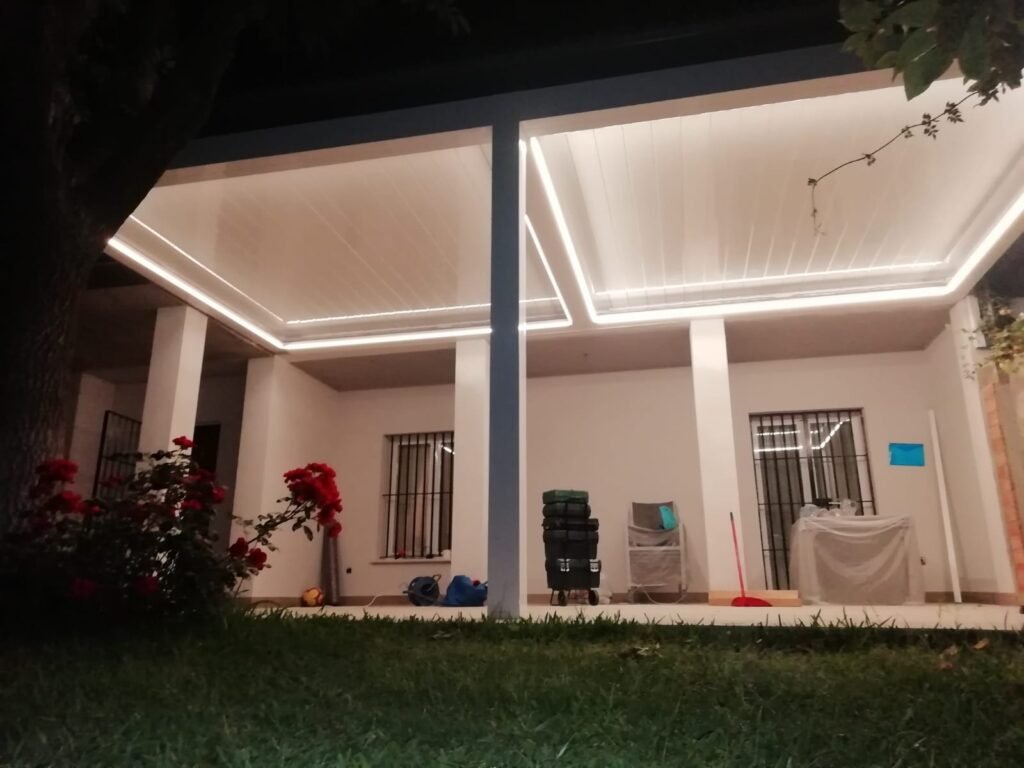 Pérgolas bioclimáticas en Alcalá de los Gazules 4 Iluminación LED perimetral integrada en pérgola bioclimática de noche - Cerramientos Monper