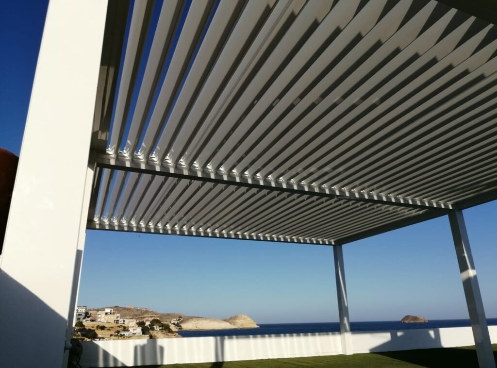 Pérgola bioclimática con lamas abiertas y vistas al mar en zona costera - Aluminio Qualicoat Seaside