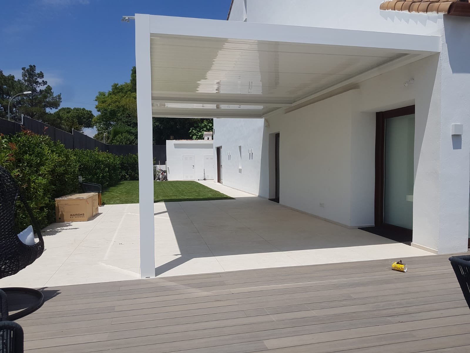 Instalación de pérgola bioclimática blanca con lamas orientables en porche residencial - Cerramientos Monper