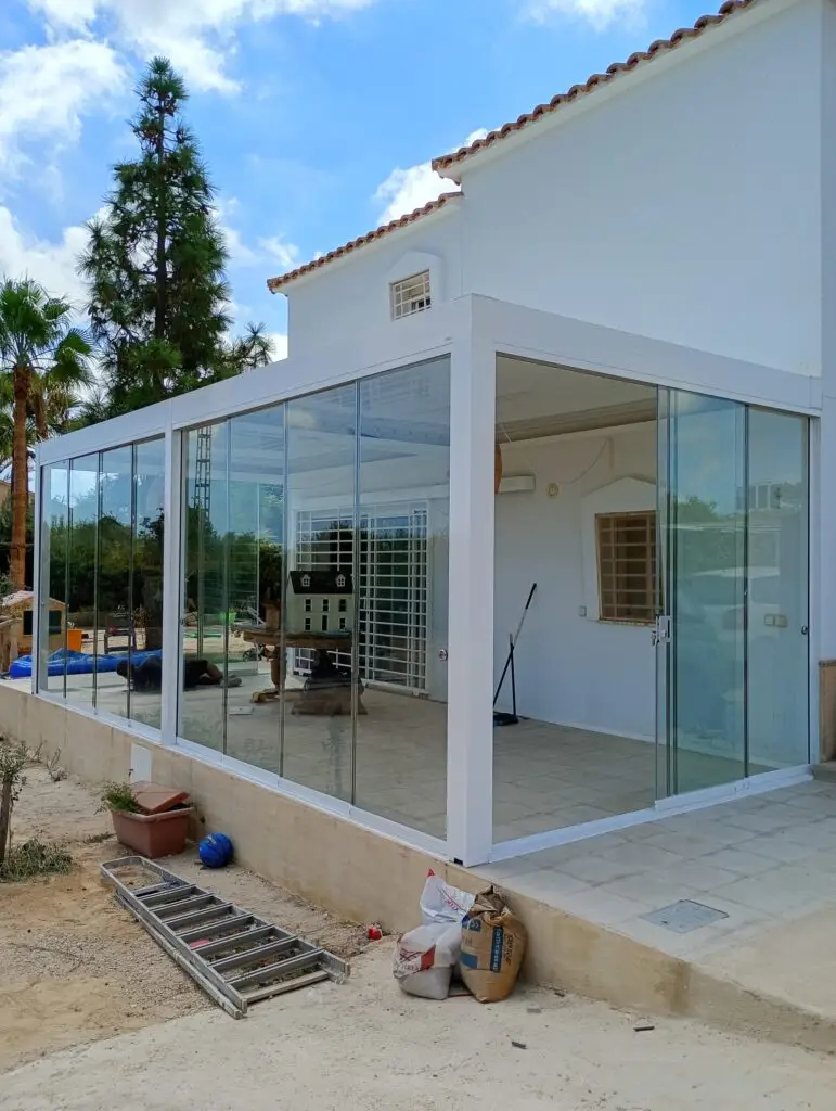 Cerramiento de cristal corredero para porche exterior en vivienda de Cádiz