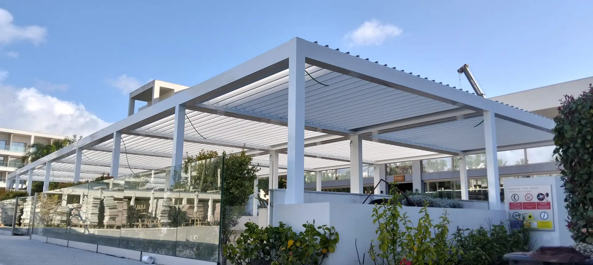 Pérgolas bioclimáticas para terraza de restaurante en Cádiz - Proyecto hostelería Cerramientos Monper