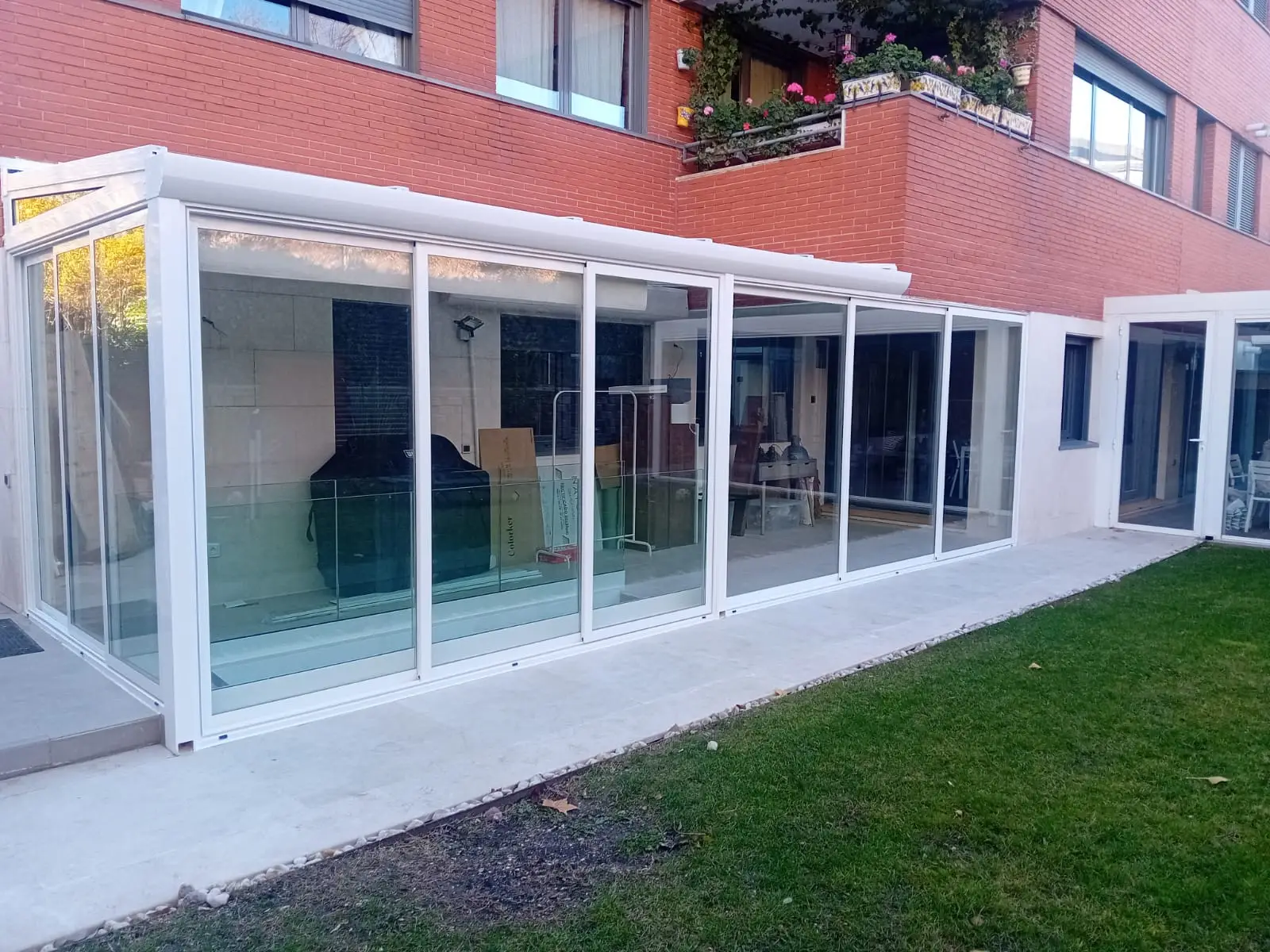 Techo móvil acristalado con paneles de cristal para cerramiento de terraza - Cerramientos Monper Cádiz