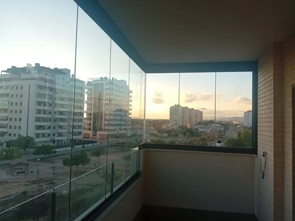 Cerramiento de cristal abatible cerrado con techo de pérgola en terraza Cádiz