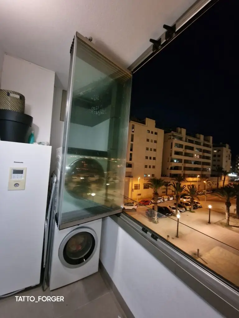 Cerramiento de cristal para galería acristalada con vistas urbanas en Cádiz