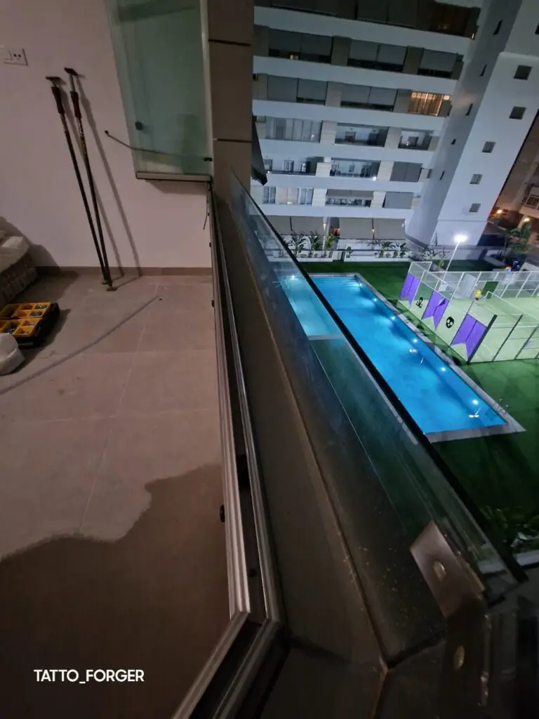 Pérgolas bioclimáticas en Barbate y Zahara de los Atunes 5 Balcón con cortinas de cristal abiertas y vistas a piscina en Cádiz