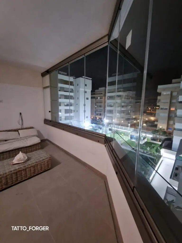 Cortinas de cristal abatibles para balcones en Cádiz con vistas nocturnas