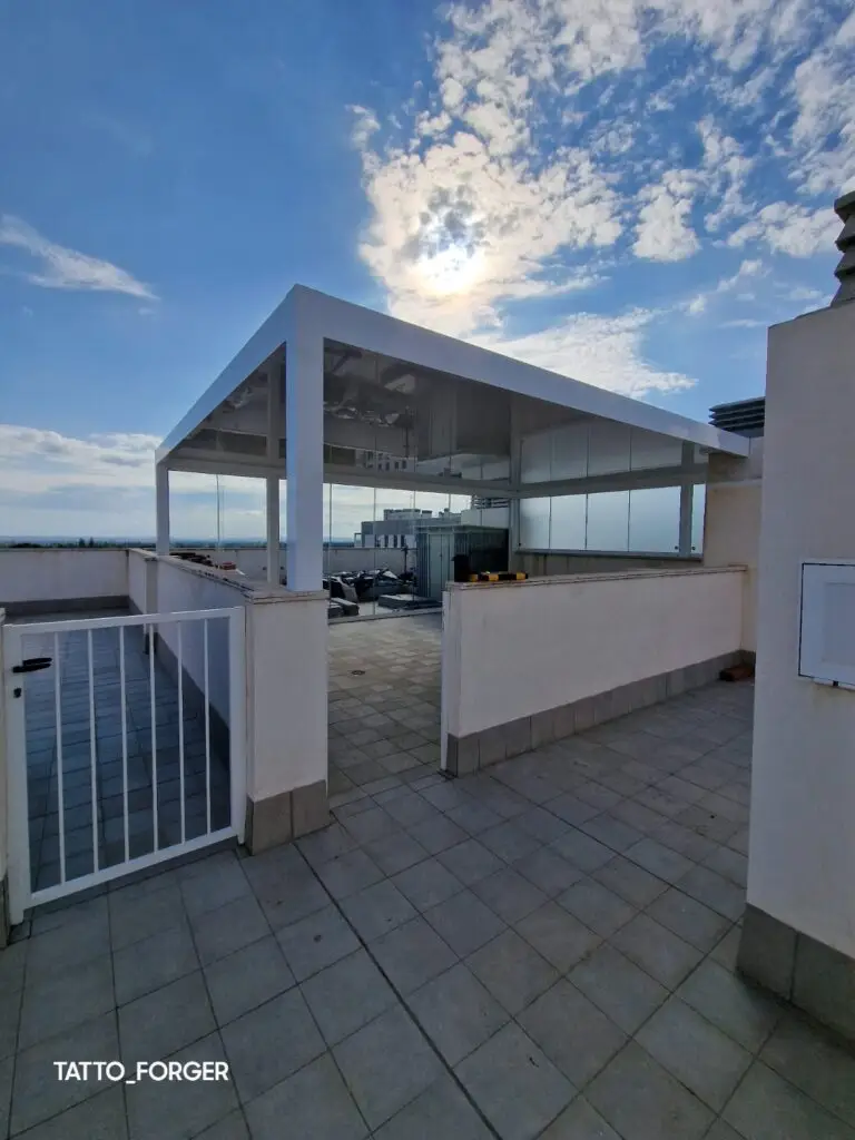 Cerramiento de terraza ático con pérgola y cortinas de cristal en Cádiz con vistas al mar