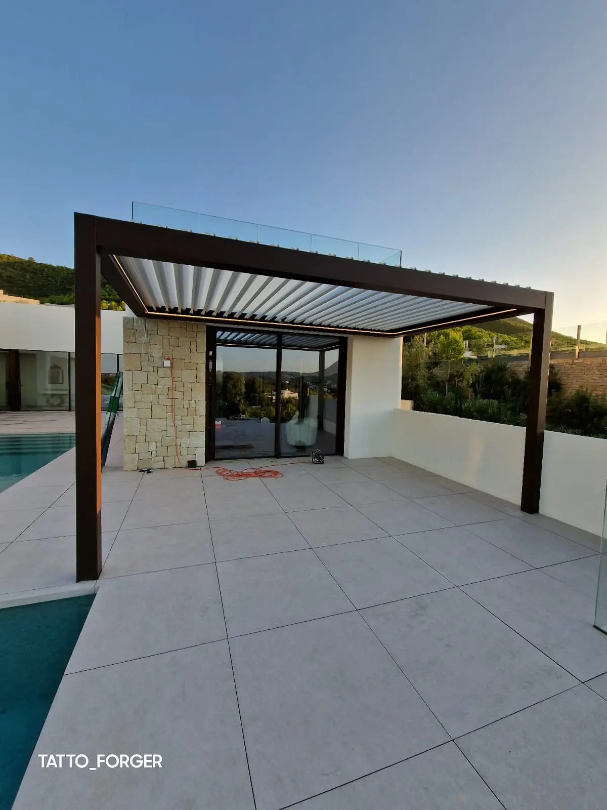 Pérgola bioclimática con lamas orientables y cerramientos de cristal en Cádiz