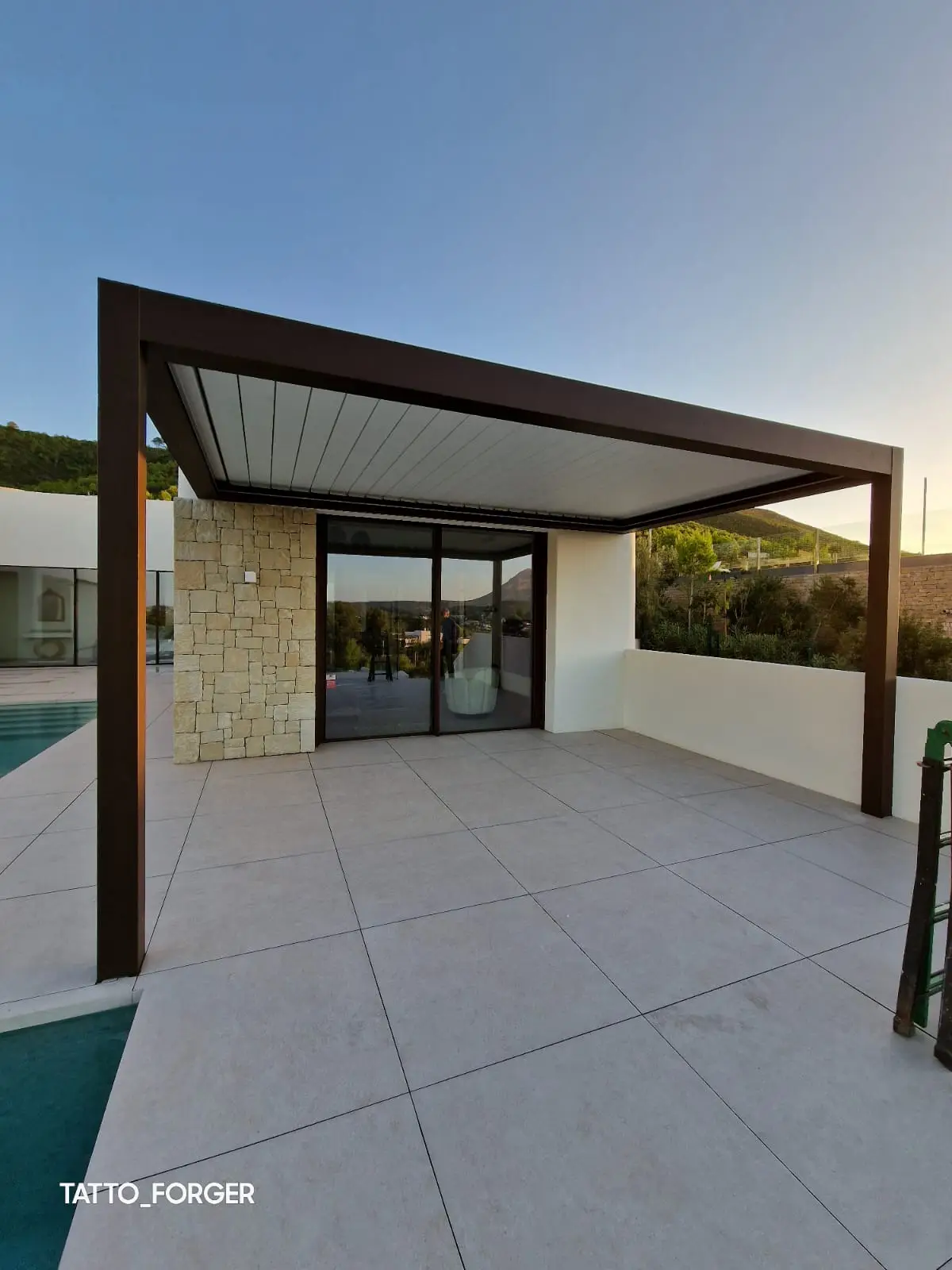 Combinación de pérgola bioclimática con cerramiento de cristal en terraza de Cádiz - Cerramientos Monper