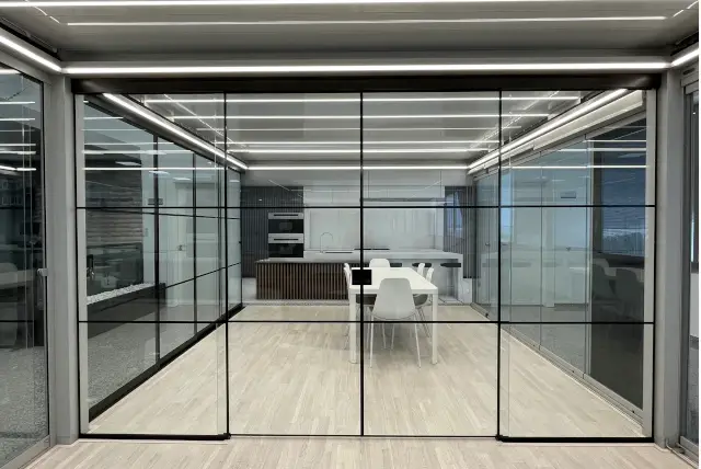 Cerramientos de cristal para oficinas modernas en Cádiz con diseño minimalista