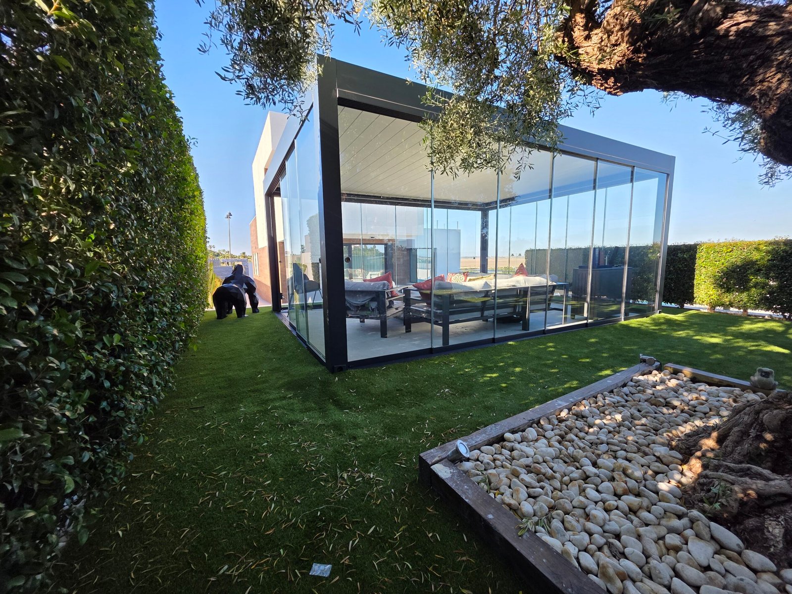 Cerramiento de cristal perimetral en pérgola bioclimática, instalación en Sanlúcar de Barrameda