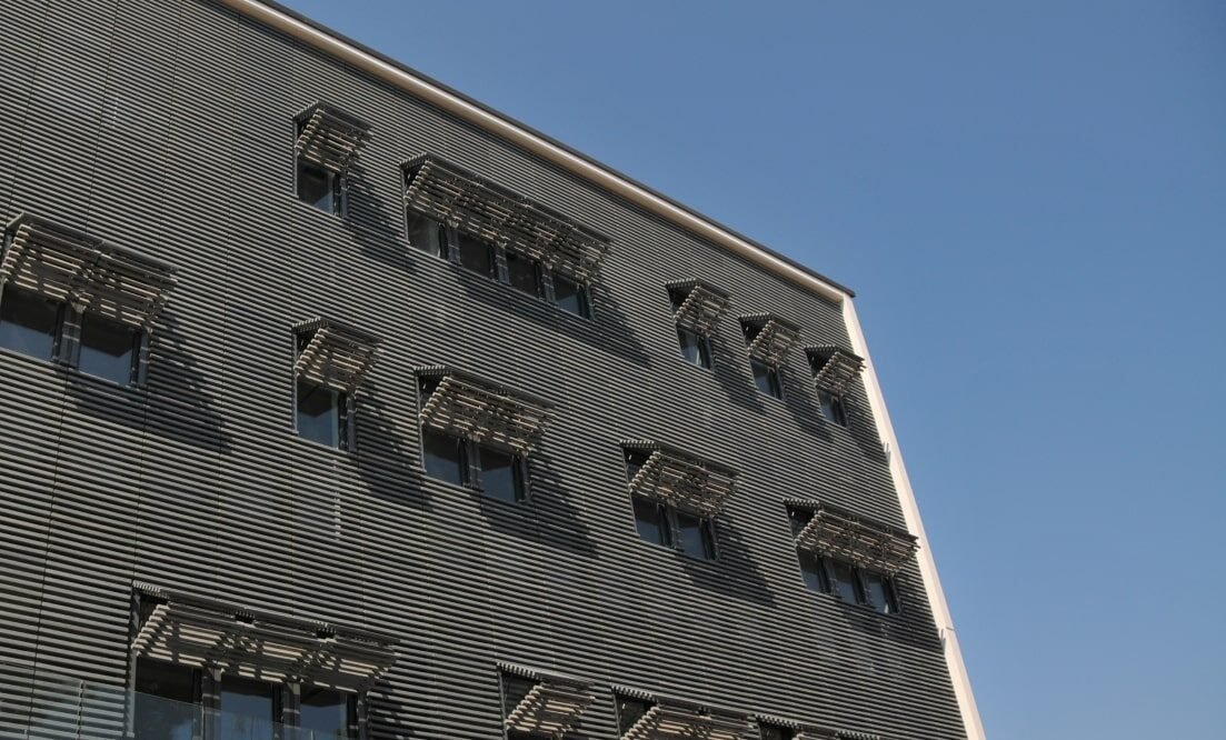 Lamas horizontales de aluminio de Durmi en la fachada de un edificio