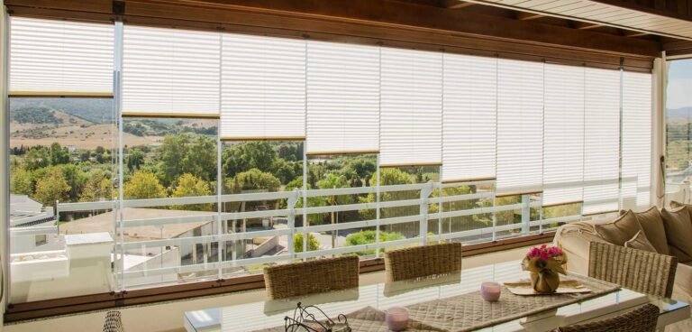 Cortinas plisadas de C3 Systems integradas en los paneles de una cortina de cristal