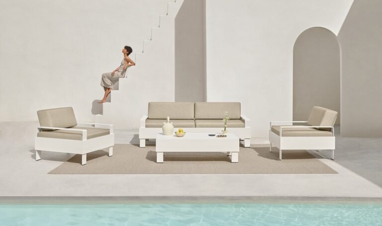 Conjunto de muebles de exterior Rumours en una terraza junto a la piscina
