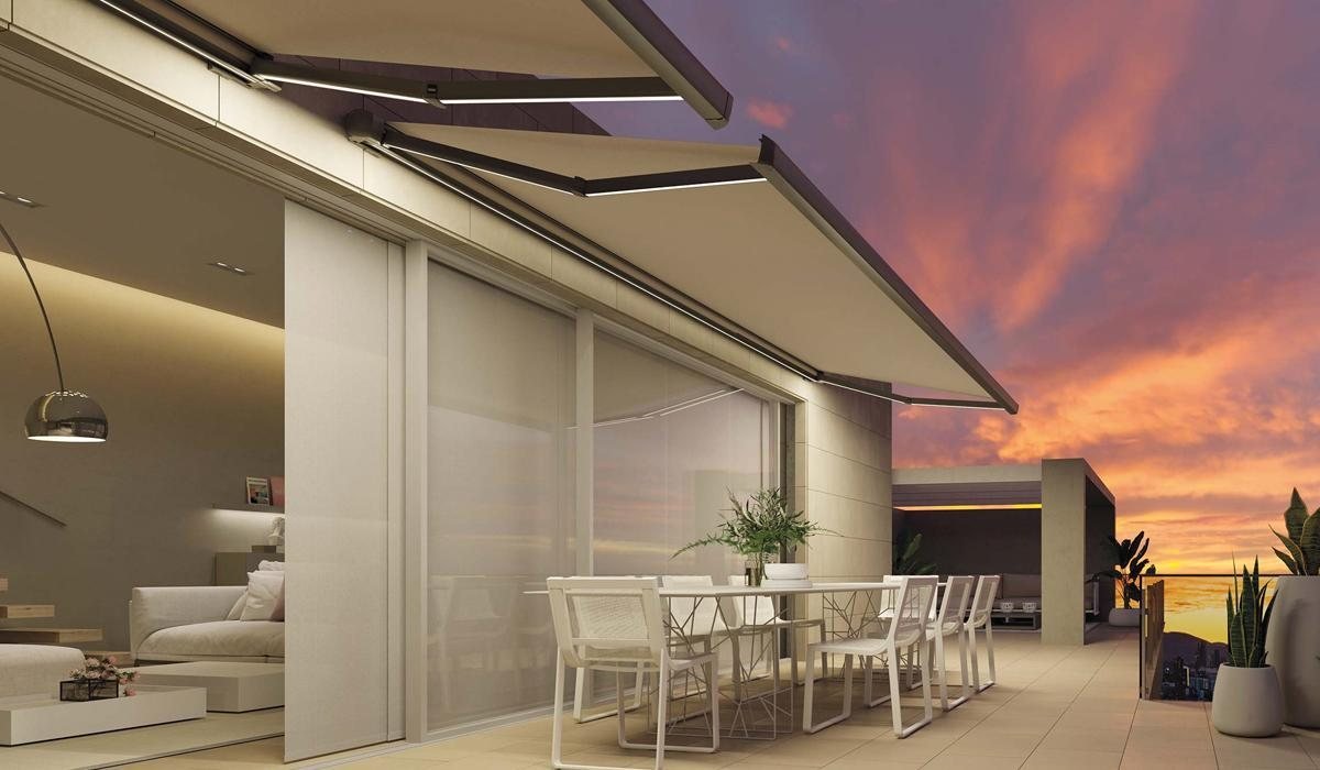Toldo de brazos extensibles de Saxun extendido sobre una terraza