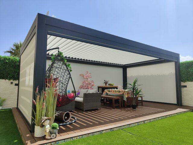Toldo Habitat ZIP de C3 Systems integrado en una pérgola bioclimática SeeSky