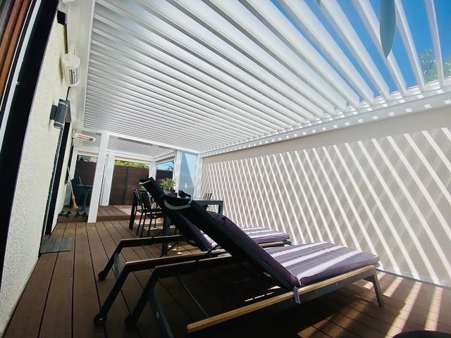 Pérgola bioclimática con toldos zip en los laterales