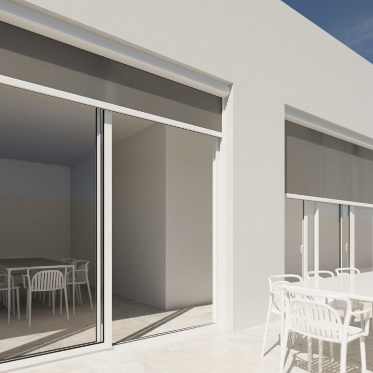 Toldo zip vertical de Glass by Gaviota cerrando el lateral de una terraza con pérgola