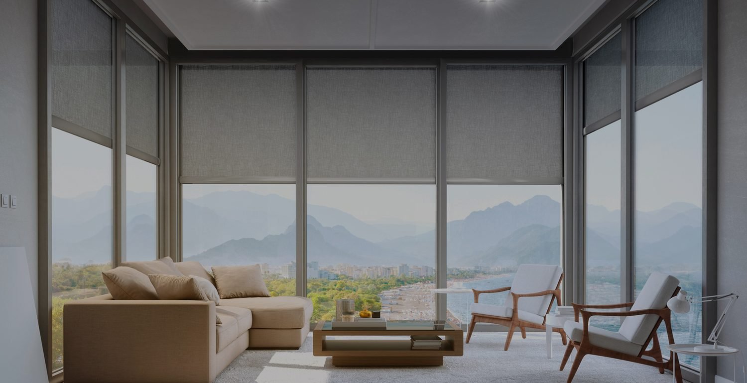 Terraza con toldos zip verticales bajados en todos los laterales