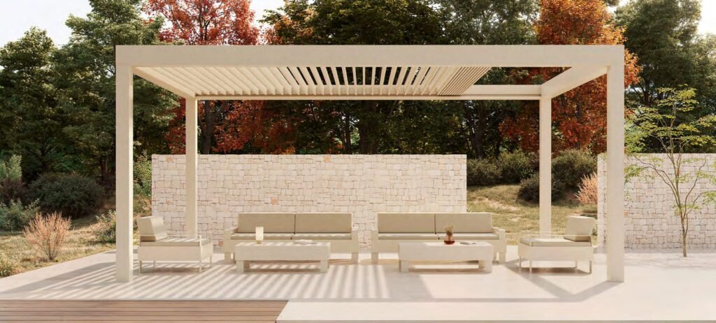 Pérgola bioclimática retráctil con las lamas recogidas sobre una terraza