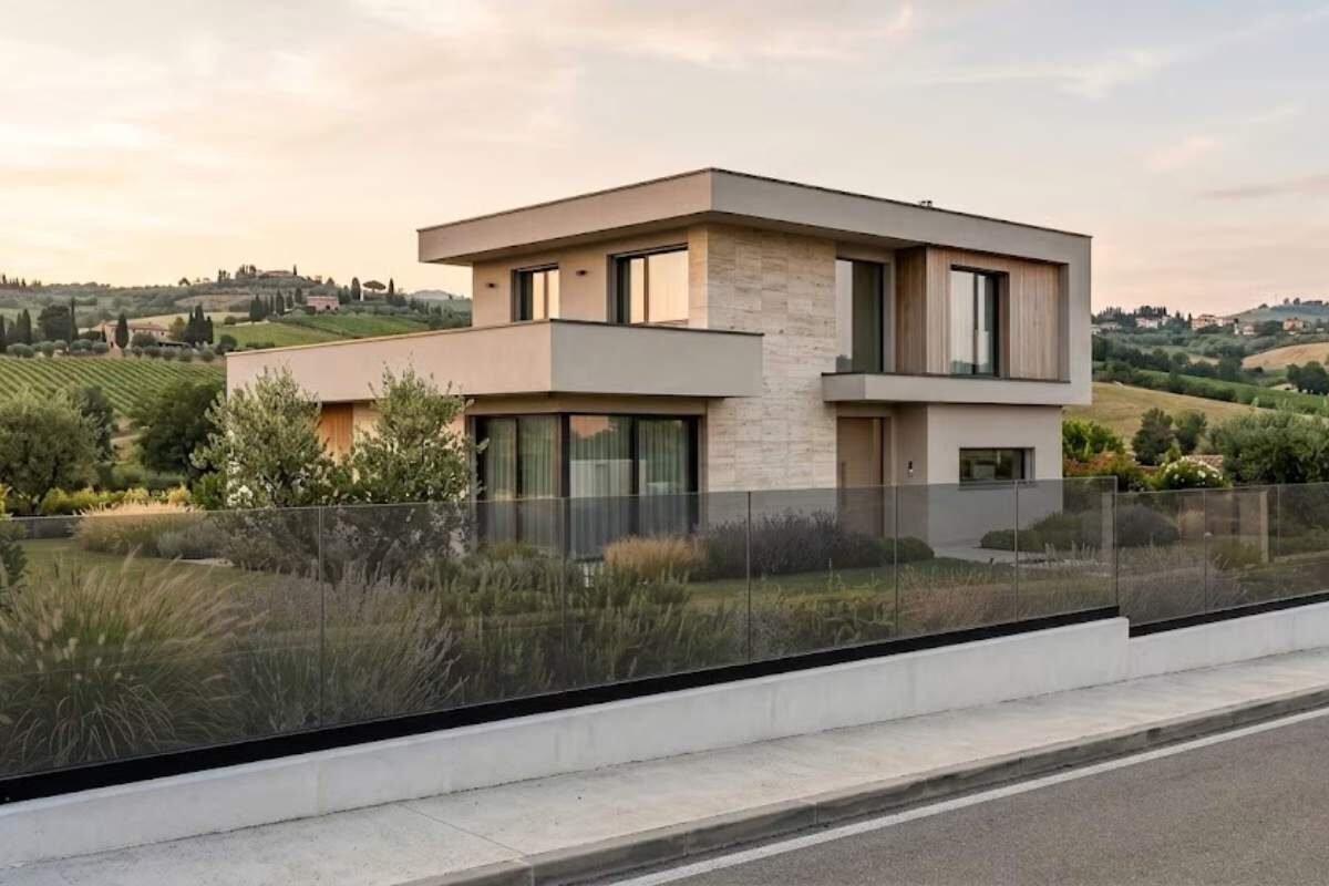 Valla fotovoltaica Lumyra en el perímetro de una vivienda
